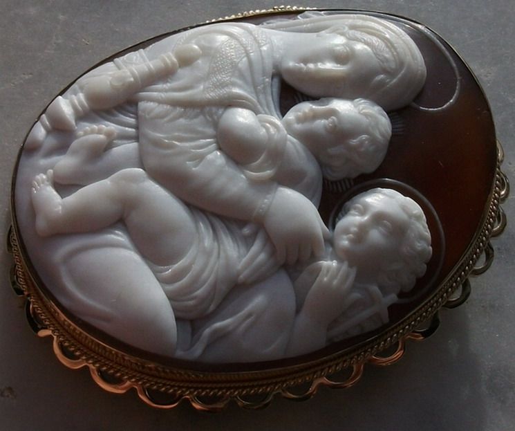 SENSATIONAL MUSEUM QLTY VICTORIAN CAMEO BROOCH MADONNA OF THE CHAIR 