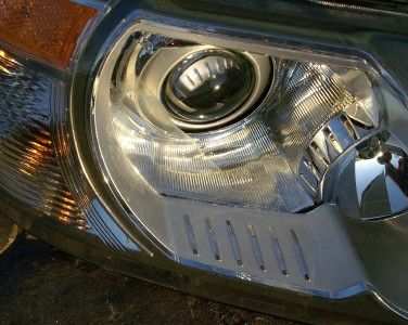 2008   2009 Land Rover LR2 Right Headlight, Xenon, Used, 3 broken tabs 