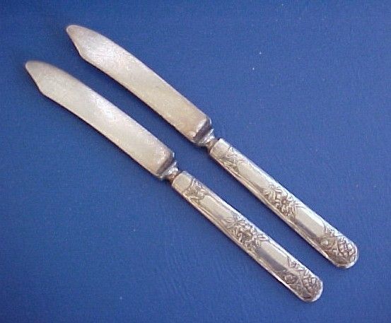 1908 Wildwood II Oneida Community Individual Solid Fruit Knife   Pair 