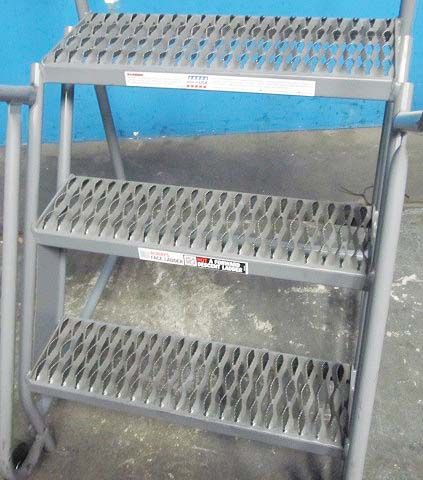 NICE 450 LB CAPACITY WAREHOUSE LADDER  