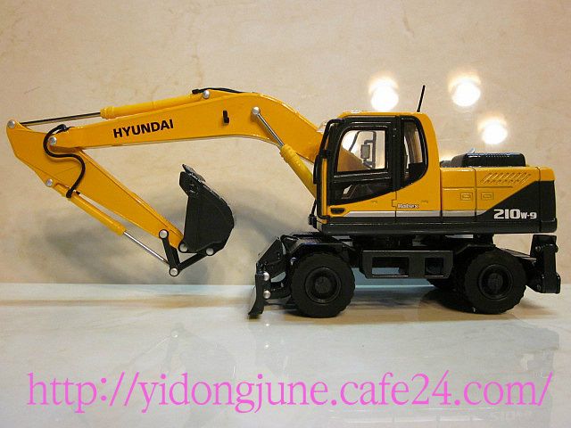 HYUNDAI NEW ROBEX 210W 9 WHEEL EXCAVATOR 140 SCALE CONSTRUCTION CRANE 