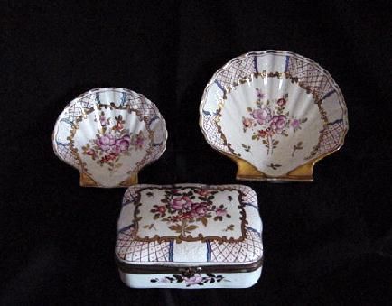 VINTAGE AMOGEE HAND PAINTED TRINKET BOX+ 2 SHELL DISHES  