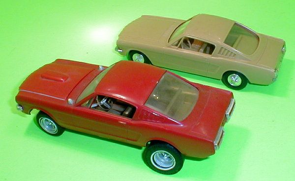 AMT 1965 Ford Mustang Fastback 2+2 Annual Original 65 + Plastic Toy 