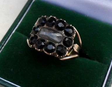 15ct gold georgian woven hair garnet mourning ring c.1819  