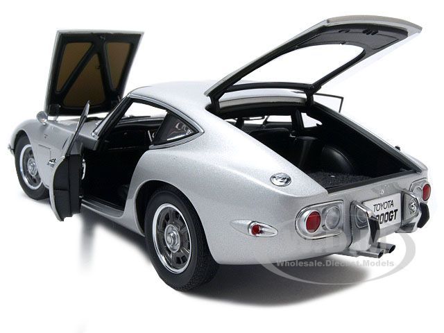 TOYOTA 2000 GT UPGRADED SILVER 118 AUTOART  