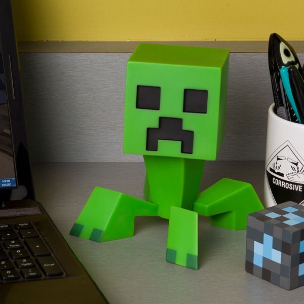 The 6 tall Creeper comes with a 2 Diamond Block accessory. Creepers 