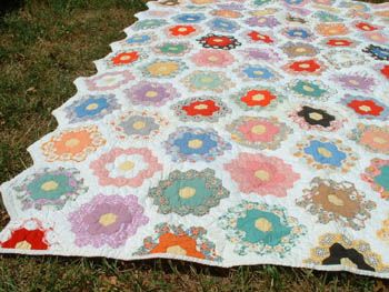 Vintage Quilt  1930s   Grandmothers Flower Garden   Good Shape 