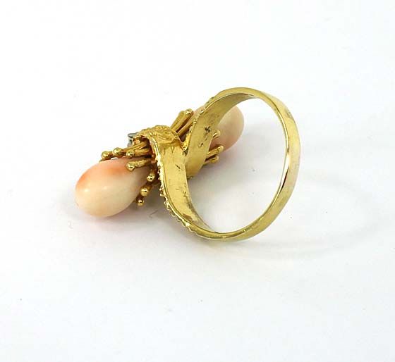 BEAUTIFUL 18K GOLD, DIAMONDS & ANGEL SKIN CORAL RING  