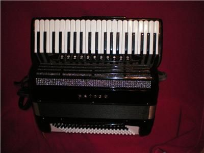 Petosa Model AM 1100 Concert Accordion   140 bass  