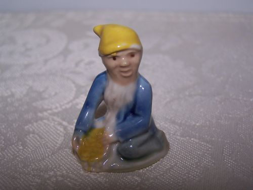 WADE CROCK O GOLD LUCKY LEPRECHAUN FIGURINE   IRELAND  