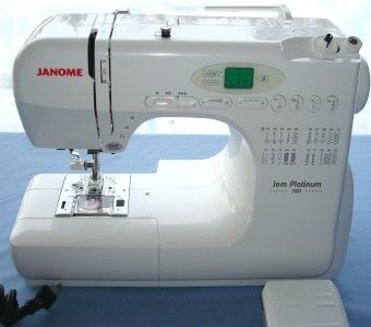 JANOME JEM PLATINUM 720 COMPUTERIZED SEWING MACHINE IN CASE w/Manual 