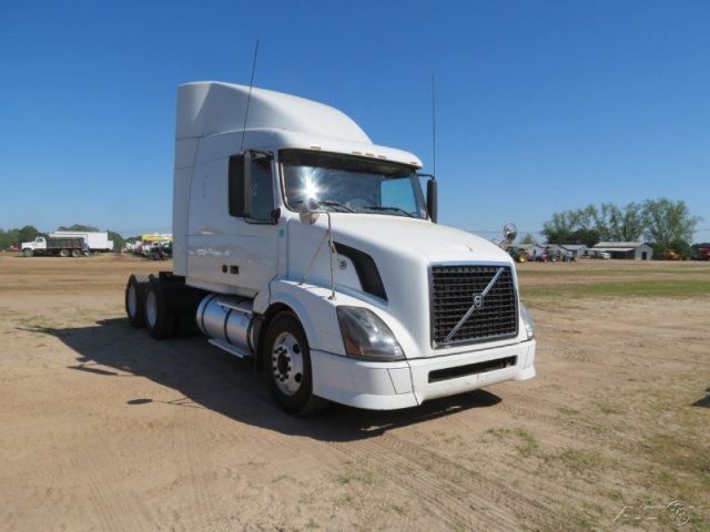  semi sleeper truck, VERY NICE TRUCK READY FOR WORK 06 Volvo semi 