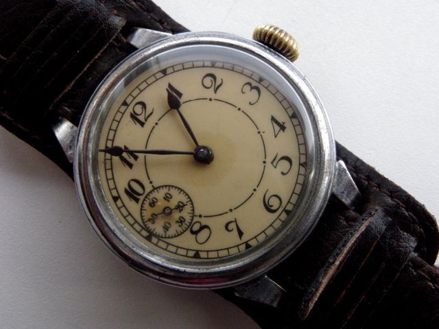   MILITARY 1ST MOSCOW WATCH FACTORY KOMANDIRSKIE SOVIET RUSSIAN 32